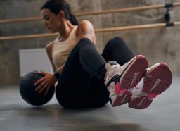 woman doing medicine ball twist, concept of ab workouts that burn the most calories